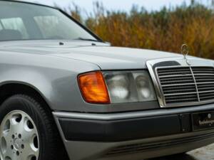 Immagine 16/50 di Mercedes-Benz 200 TE (1992)