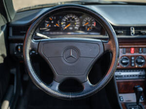 Image 32/44 de Mercedes-Benz 300 CE-24 (1993)