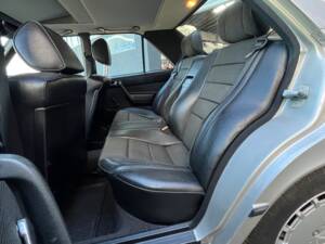 Image 19/89 de Mercedes-Benz 190 E 2.6 (1988)