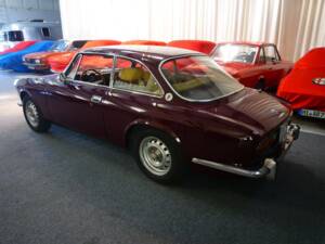 Image 2/12 of Alfa Romeo 2000 GT Veloce (1972)