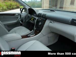 Image 11/15 of Mercedes-Benz C 320 T (2001)