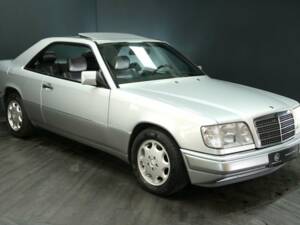 Image 8/30 of Mercedes-Benz E 320 (1994)