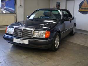 Image 6/42 de Mercedes-Benz 300 CE-24 (1993)