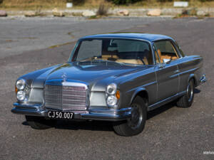 Immagine 5/61 di Mercedes-Benz 280 SE 3,5 (1971)