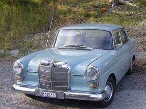 Image 2/4 of Mercedes-Benz 200 (1967)
