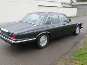 Image 5/30 of Daimler Double Six (1992)