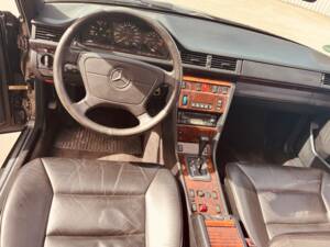 Immagine 9/14 di Mercedes-Benz 300 CE-24 (1993)