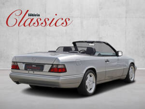 Image 2/24 de Mercedes-Benz E 220 (1996)