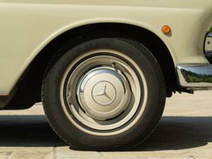 Image 22/50 of Mercedes-Benz 200 (1966)