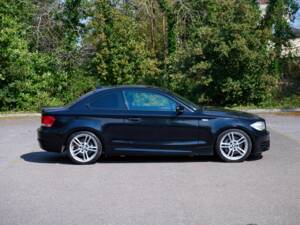 Bild 15/29 von BMW 135i (2010)