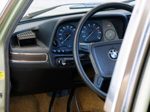 Image 16/24 of BMW 525 (1977)