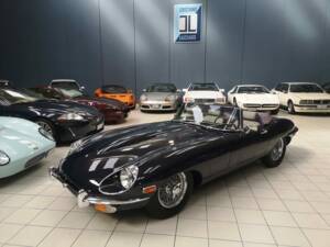 Image 4/49 de Jaguar E-Type (1970)