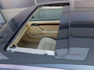 Image 33/63 of Mercedes-Benz 300 CE (1991)