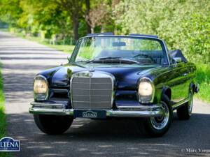 Image 6/52 de Mercedes-Benz 220 SE b (1963)