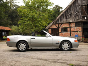 Image 3/76 of Mercedes-Benz 300 SL-24 (1993)