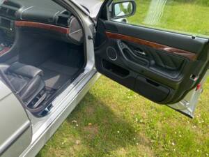 Bild 22/29 von BMW 740d (2000)