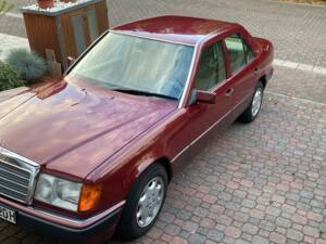 Bild 4/4 von Mercedes-Benz 200 E (1991)