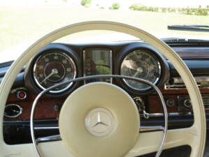 Image 29/73 de Mercedes-Benz 280 SE (1969)