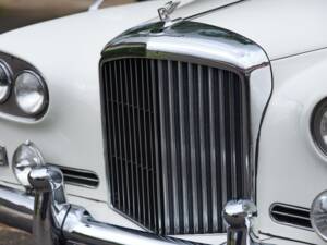 Image 20/48 of Bentley S 3 Continental Flying Spur (1963)