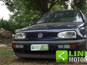 Imagen 3/10 de Volkswagen Golf III Cabrio 1.6 (1996)