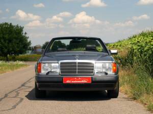 Image 17/50 de Mercedes-Benz 320 CE (1994)