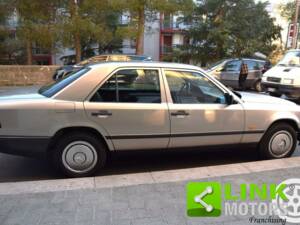 Image 9/10 of Mercedes-Benz 200 (1986)