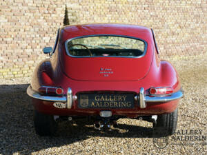 Image 16/50 de Jaguar E-Type (1968)