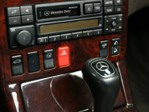 Imagen 18/30 de Mercedes-Benz SL 500 (1998)