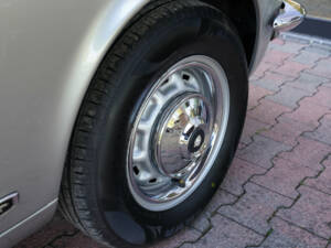 Bild 44/50 von Jaguar XJ 6 C 4.2 (1975)