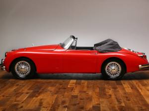 Image 2/19 of Jaguar XK 150 DHC (1958)