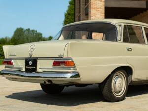 Image 9/50 of Mercedes-Benz 200 (1966)