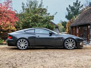 Image 2/19 of Aston Martin V12 Vanquish (2002)