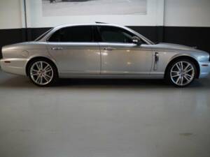 Image 24/50 of Jaguar XJ 8 4.2 (2007)