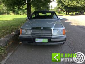 Image 2/10 de Mercedes-Benz 300 CE-24 (1993)