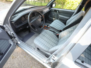 Immagine 9/100 di Mercedes-Benz 190 E 2.3 (1992)