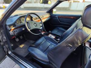 Image 4/11 of Mercedes-Benz 300 CE (1990)