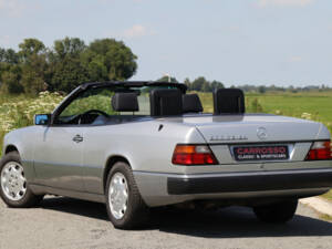 Image 2/39 of Mercedes-Benz 300 CE-24 (1992)