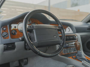 Immagine 39/67 di Aston Martin V8 Vantage V550 (1996)