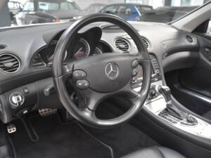 Image 15/30 of Mercedes-Benz SL 500 (2006)