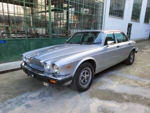 Image 4/39 de Jaguar XJ 6 4.2 (1982)