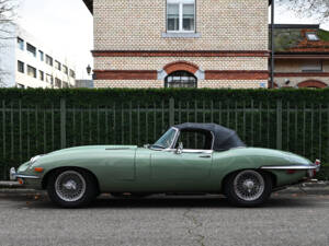 Image 34/60 de Jaguar E-Type (1970)