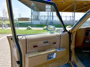 Image 8/45 of Oldsmobile Custom Cruiser (1985)