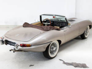 Image 34/35 de Jaguar E-Type (1968)