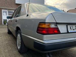 Image 12/24 of Mercedes-Benz 260 E (1990)