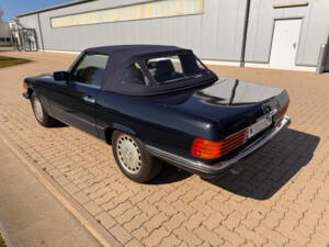 Afbeelding 26/59 van Mercedes-Benz 560 SL (1986)