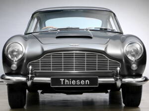 Image 2/18 of Aston Martin DB 4 Vantage (1963)