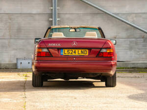 Image 7/50 of Mercedes-Benz E 320 (1994)