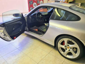 Image 6/23 de Porsche 911 Carrera 4S (2002)