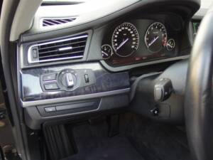 Bild 47/95 von BMW 750i (2009)