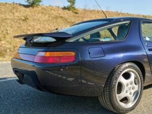 Image 27/50 of Porsche 928 GTS (1992)